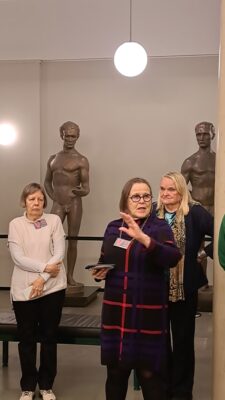 Eduskunnan tieto- ja viestintäjohtajana toiminut Marjo Timonen kertoi pronssipatsaista, jotka olivat istuntosalissa vuosina 1969–2017.