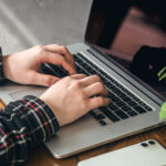 Heikki vaihtoi tietokonetta Tekoäly-Topin ohjeistuksella.