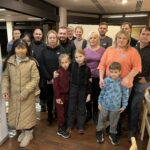 Iloisia maahanmuuttajia valmiina Evijärven tilaisuuteen. 