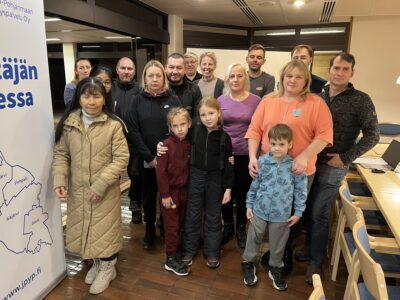 Iloisia maahanmuuttajia valmiina Evijärven tilaisuuteen. 