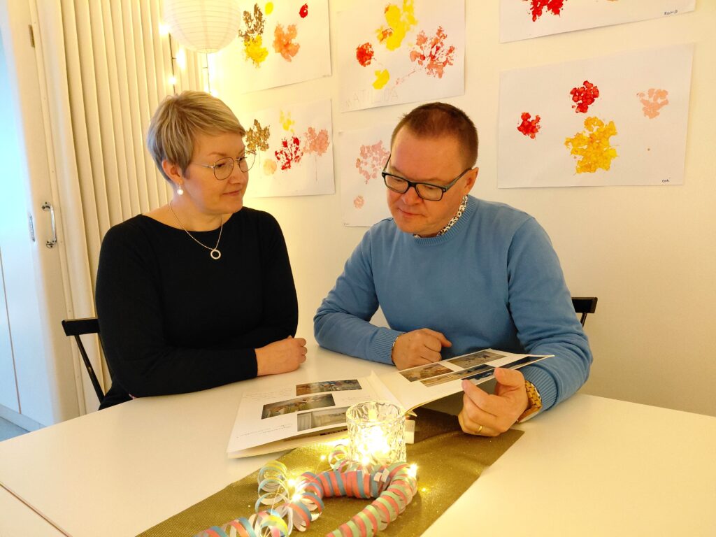 Seija Aho ja Mikko Autio tutkivat vanhoja valokuvia vuosikymmenten varrelta. Luova ja osaava henkilökunta on loihtinut taloon ja sen pihapiiriin monenlaista tapahtumaa.