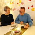 Seija Aho ja Mikko Autio tutkivat vanhoja valokuvia vuosikymmenten varrelta. Luova ja osaava henkilökunta on loihtinut taloon ja sen pihapiiriin monenlaista tapahtumaa.