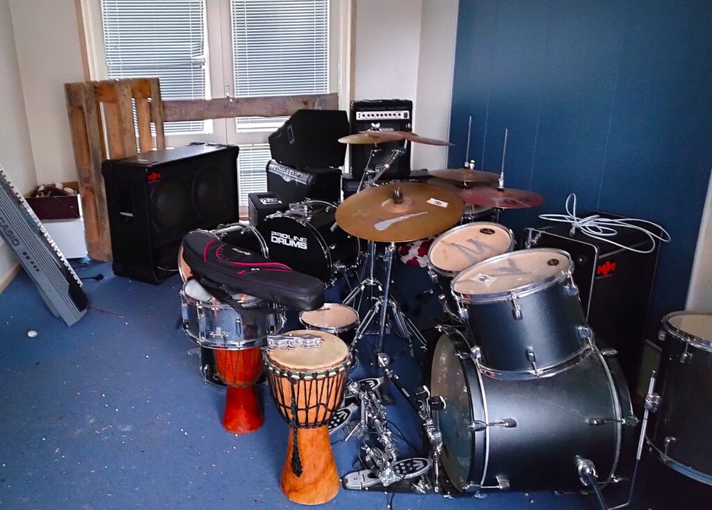 Pysäkin tiloissa oli soittimia kokonaisen orkesterin tarpeisiin. Erityisesti rummuista huudettiin kilpaa ja summa kohosi 90 euroon.