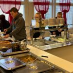 Koululaiset jonottavat hakemaan hirvikeittoa.