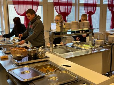 Koululaiset jonottavat hakemaan hirvikeittoa.