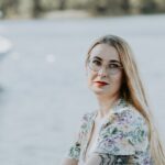 Kortesjärveläisen Marleena Lillstrangin esikoisrunoteos kantaa nimeä Totuudet kuiskaavat pimeässä. Kuva: Enni Ravander-Määttä.