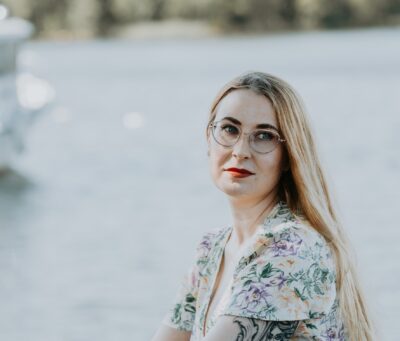 Kortesjärveläisen Marleena Lillstrangin esikoisrunoteos kantaa nimeä Totuudet kuiskaavat pimeässä. Kuva: Enni Ravander-Määttä.