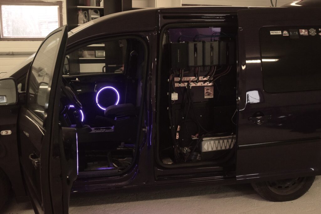 Projektiautona on tällä hetkellä Volkswagen Caddy, jonka rakentamiseen on Eliaksen mukaan mennyt yli tuhat tuntia.