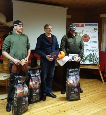 Vatpakan Haukkujen kärkikolmikko: keskellä voittaja Lasse Pesu, oikealla Arttu Kivelä ja vasemmalla Antti Mäkinen.