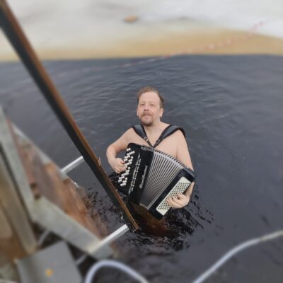 Kulttuuriyhdistys Karikko ry:n poikkeuksellinen taidetapahtuma Taidetta avannolla! ihastutti ja hämmästytti avantouimareita Aquarius Resortissa. Tapahtuman päätteeksi harmonikkataiteilija Antti Purola pulahti harmonikan kanssa avantoon soittamaan Säkkijärven polkkaa. –Ei siinä huomannut kylmyyttä, kun oli niin paljon endorfiinia, Purola totesi jälkeenpäin. Kuva: Anna-Maija Kuusela.