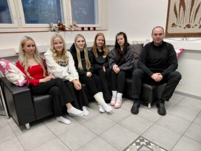 Legendaksi muodostuneella, vuosikaudet palvelleella palkintosohvalla istuvat nyt viimeiset Sedu Lappajärven yksiköstä valmistuvat lähihoitajat: Mette Pyhältö (vas.), Aada Vaattovaara, Ava Santala, Iina Ahola, Iidaliina Koivisto ja Roman Savosko.