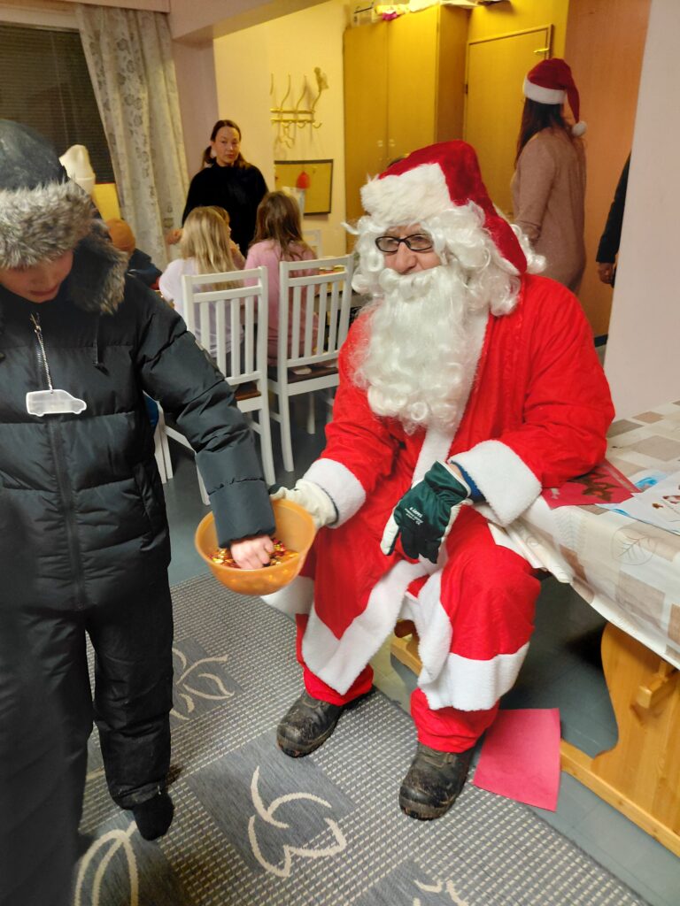 Joulupukki sai paljon kirjeitä, lapset suut makeiksi.