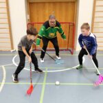 ”Elämä ei ole yksityisyritys” – Timo Turpela uskoo yhteiseen tekemiseen Sählykerhosta ei vauhtia puutu. Timo Turpela maalissa, Miika (vas.) ja Kaius mittelevät pallosta.