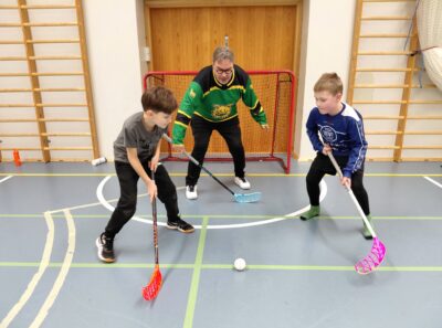 Sählykerhosta ei vauhtia puutu. Timo Turpela maalissa, Miika (vas.) ja Kaius mittelevät pallosta.