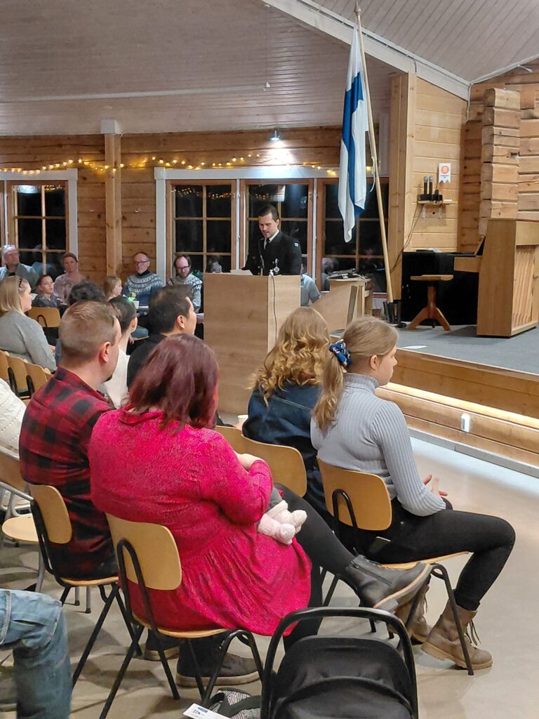 Kunnanjohtaja luki juhlapuheessaan otteen jalkaväkirykmentti 23:lle vuonna 1939 pidetystä itsenäisyyspäivän puheesta.