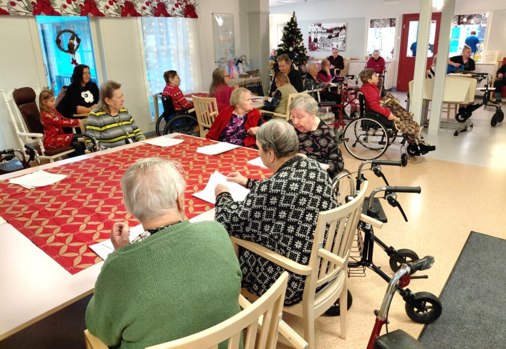 Laulut ja juhlallinen kahvihetki tuo yksikköön ripauksen joulun tunnelmaa arjen keskelle.