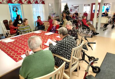Laulut ja juhlallinen kahvihetki tuo yksikköön ripauksen joulun tunnelmaa arjen keskelle.