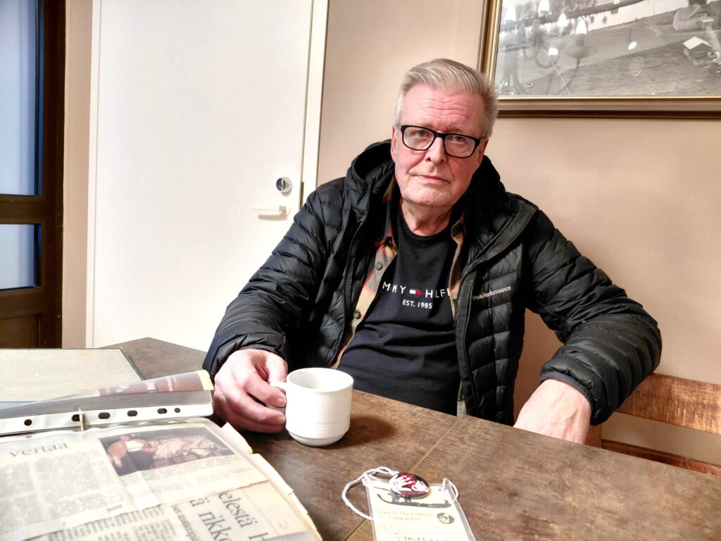 Seppo Koivisto on uran alkuvaiheilta koonnut lehtileikkeitä ja muistoja näytelmistä useamman kansiollisen verran. Kansiosta löytyi myös kuvassa näkyvä passi kansainvälisiltä harrastajateatteripäiviltä Ruotsista. –Nykyään ei enää tule laitettua lehtijuttujakaan talteen.