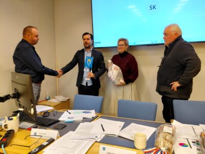 Kokouksessa myönnettiin ero valtuuston ja kunnanhallituksen jäsenyydestä Marko Timolle hänen siirtyessään kunnan palvelukseen