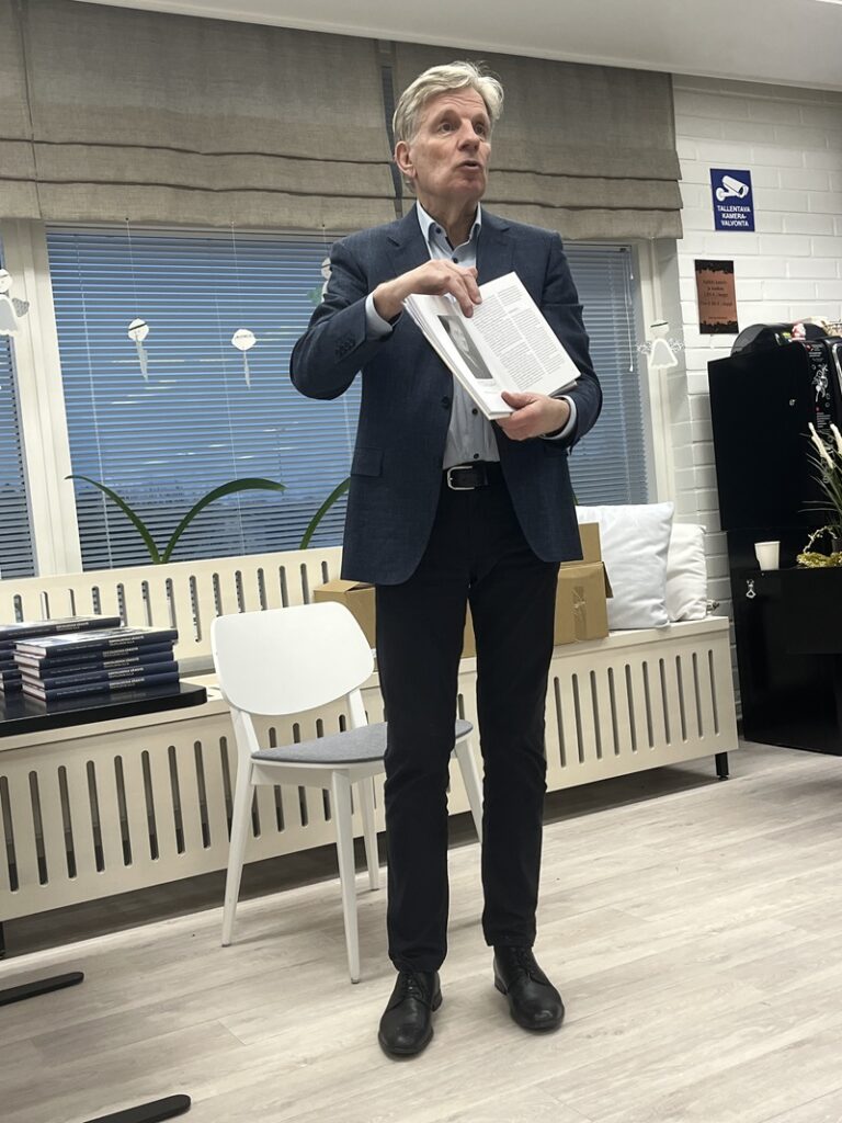 Esko Aho esitteli Evijärven kirjastossa uutuuskirjansa Suomalaisia säikeitä tähtilipun alla.