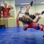 Tenhusen veljekset poseeraavat ja painivat