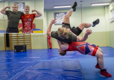 Tenhusen veljekset poseeraavat ja painivat