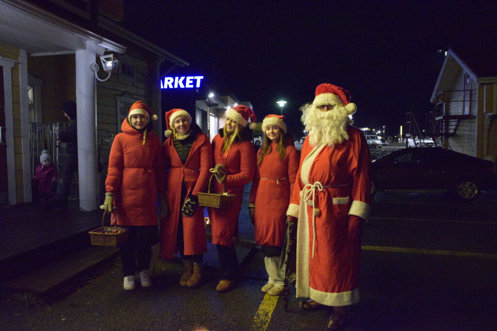 Joulupukki tonttuineen oli odotettu näky Lappajärven katukuvassa. Kuva: Maija Perälä.