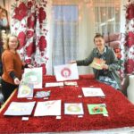 Taina Kangas (vas.) ja Maija Perälä valitsivat suosikkinsa upeista ja värikkäistä joulukransseista. Kaikki työt ovat jouluun saakka nähtävillä S-Market Lappajärven eteisessä.