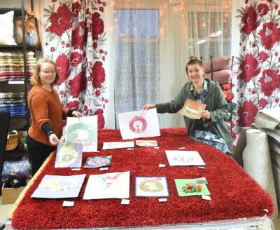 Taina Kangas (vas.) ja Maija Perälä valitsivat suosikkinsa upeista ja värikkäistä joulukransseista. Kaikki työt ovat jouluun saakka nähtävillä S-Market Lappajärven eteisessä.