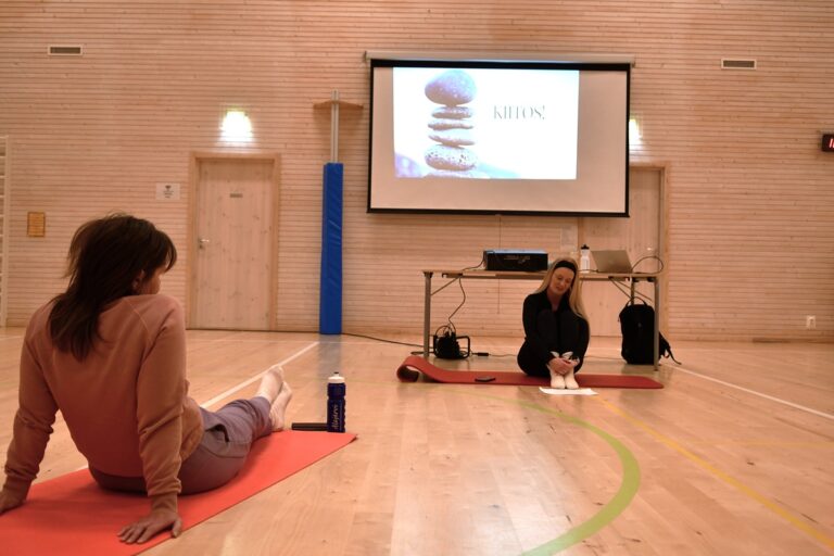 Raila Kantonen kertoi Selkäyhdistyksen avoimessa teemaillassa hengityksen vaikutuksesta hyvinvointiin.