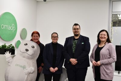 Hehku-säätiön koordinaattori Helena Marjomäki (oik.), palvelupäällikkö Tiomas Tuppurainen ja rahoituspäällikkö Tuire Viinamäki lahjoittivat Saija Ylisen edustaman MLL:n Joulupuu-keräykseen tuntuvan summan.