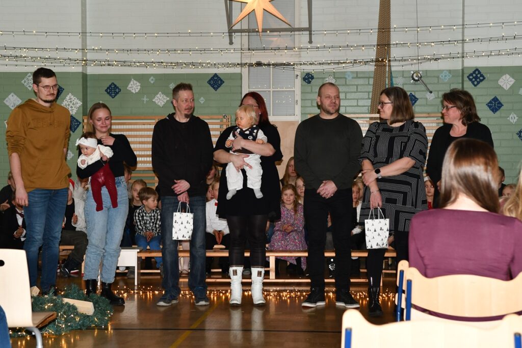 Kyläyhdistys muisti Alakylään syntyneiden vauvojen perheitä 300 euron lahjakorteilla.