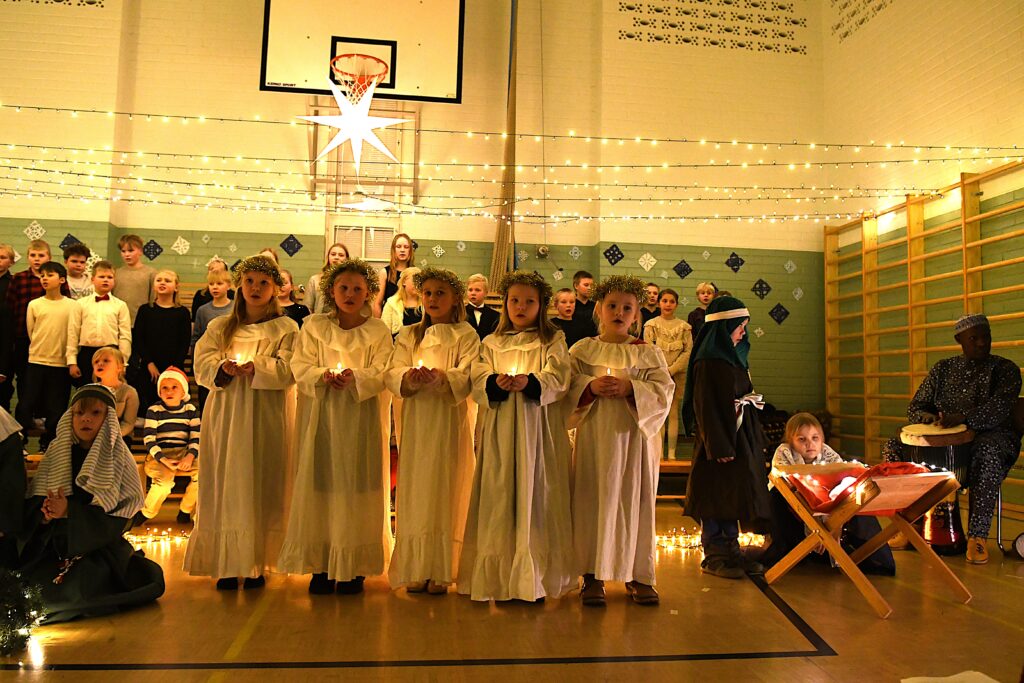 Jouluevankeliumi kertoi ikiaikaista tarinaa. Rummuissa Yamar Thiam.