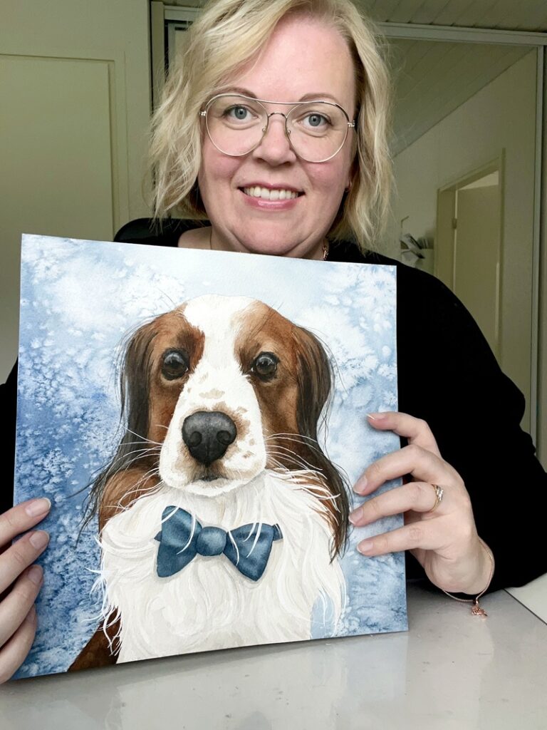 Heli Kuoppala toi vesivärein kuvatut eläinhahmot Vimpelin kirjastoon.