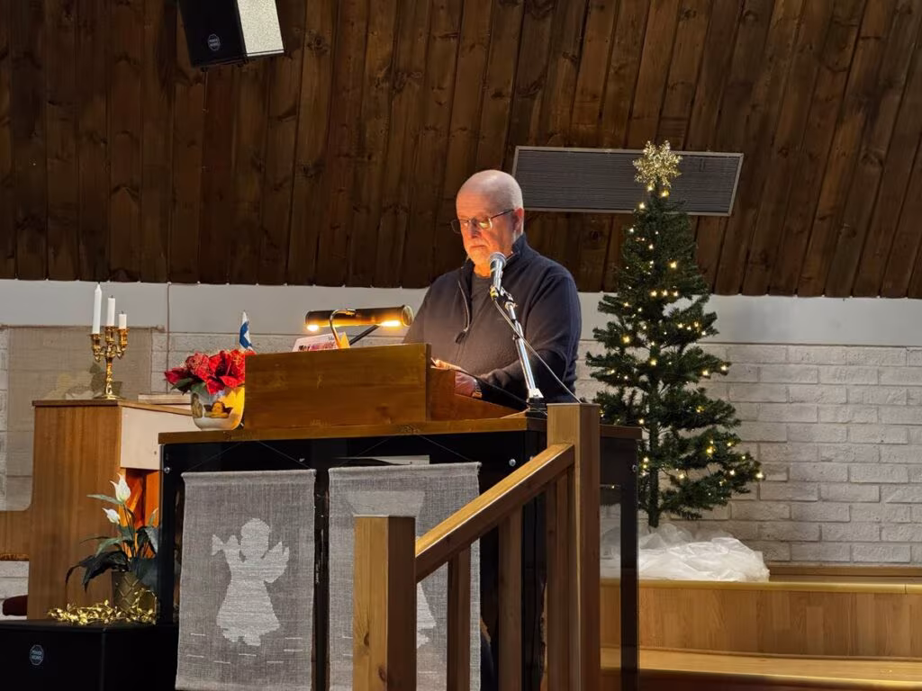 VImpelin Helluntaiseurakunnan pastori Kari Saarikalle puhui joulujuhlassa.