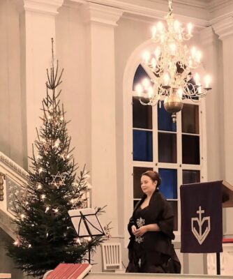 Nina Eskolin Joulu saapuu portin luo -konsertin runsas kuulijakunta luonnehti konsertin tunnelmaa aidoksi joulutunnelmaksi. Tarja Pellinen.