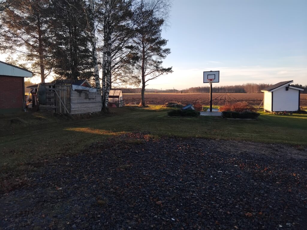 Lasse muistelee nuoruuden harrastusta, kotipalloa.