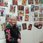 Punamekkoinen tyttö seikkailee Vimpelin historiassa – Maila Riihiahon tekoälytaidetta esillä kirjastossa Maila Riihiaho ehti tuskastuakin tekoälyn kanssa työskentelyyn, mutta punatukkaisen tytön seikkailujen kuvittaminen oli innostavaa.