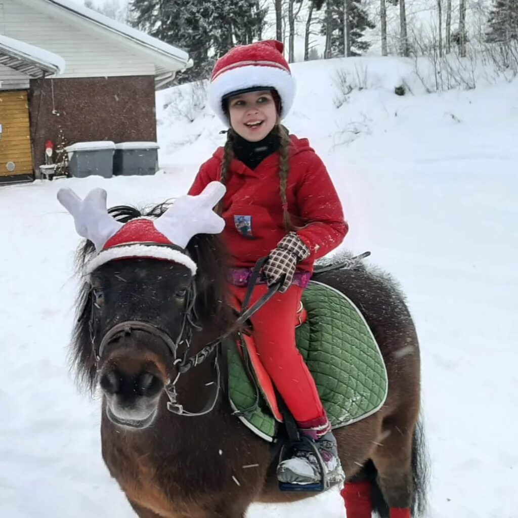 Joulukulkue Vanessa ja Hessu poni vuonna 2023(1)