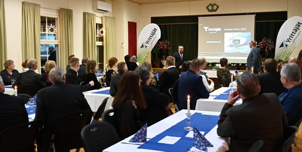 Kortesjärven Yrittäjien perinteisessä itsenäisyyspäiväjuhlassa esiteltiin kortesjärveläisen Foto-Neitin kokoama PowerPoint-esitys KorpiWorks Oy:n toiminnasta. Kuvassa esittelijöinä vasemmalla Henri Nyqvist ja Jouni Lahti.