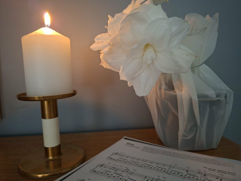 Suomalaiseen jouluun kuuluu perinteinen, hieman melankolinen musiikki. Kuvituskuva.