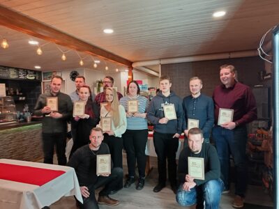 Osa tilaisuudessa palkituista. Kuva: Lappajärven Urheiluautoilijat.