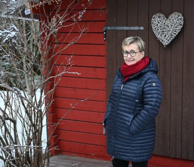 Anne-Mari Laukkonen katsoo valoisin mielin menneisiin työvuosiin ja tuleviin eläkepäiviin. Käsillä tekeminen jatkuu erityisesti puutarhatöiden muodossa, jonka kauniista yksityiskohdista pidetään huolta yhdessä Asko-puolison kanssa.