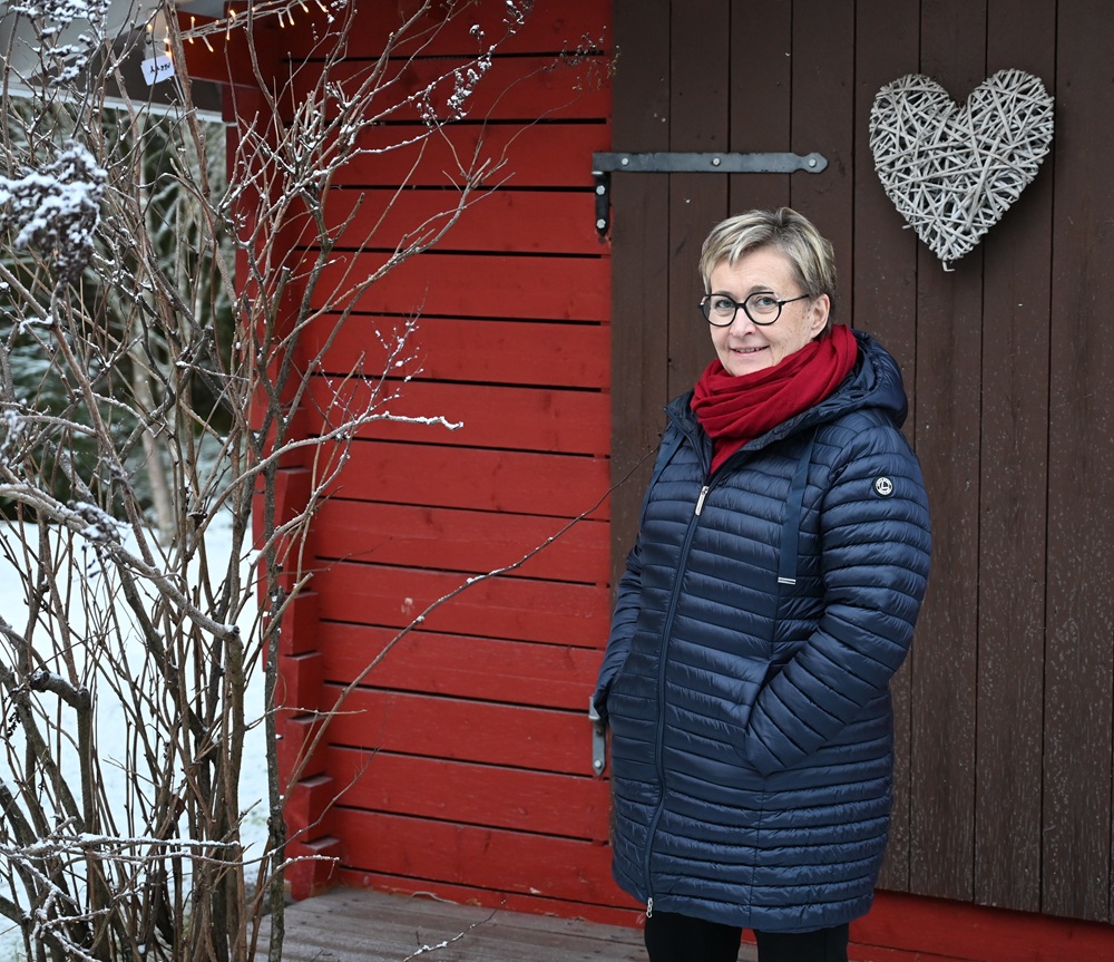 Anne-Mari Laukkonen katsoo valoisin mielin menneisiin työvuosiin ja tuleviin eläkepäiviin. Käsillä tekeminen jatkuu erityisesti puutarhatöiden muodossa, jonka kauniista yksityiskohdista pidetään huolta yhdessä Asko-puolison kanssa.
