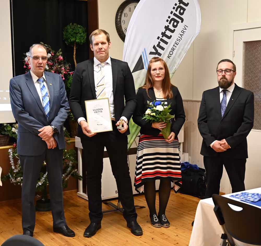 Kortesjärven Vuoden Yrittäjä 2025 KorpiWorks Oy julkistettiin yrittäjien juhlassa 6. joulukuuta. Kuvassa vasemmalta Kortesjärven Yrittäjien sihteeri Jouni Lahti, Matti ja Jenni Korpi sekä Yrittäjien puheenjohtaja Henri Nyqvist.