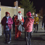 Kortesjärven joulunavauksen odotetuimmat: riisipuuro ja joulukuusipuisto Joulupukki kyläläisten kanssa Kortesjärven torilla.