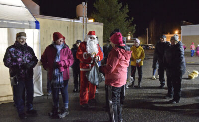 Joulupukki kyläläisten kanssa Kortesjärven torilla.