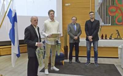 Evijärvi -palkinnon saaja Reijo Saari (vas.) ja vuoden nuori Joska Försti. Lions Club Evijärven sihteeri Juhani Lammi ja presidentti Juho Fränti jakoivat tunnustukset.