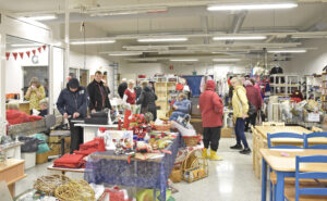 Valoisa Helluntaiseurakunnan kirpputori.