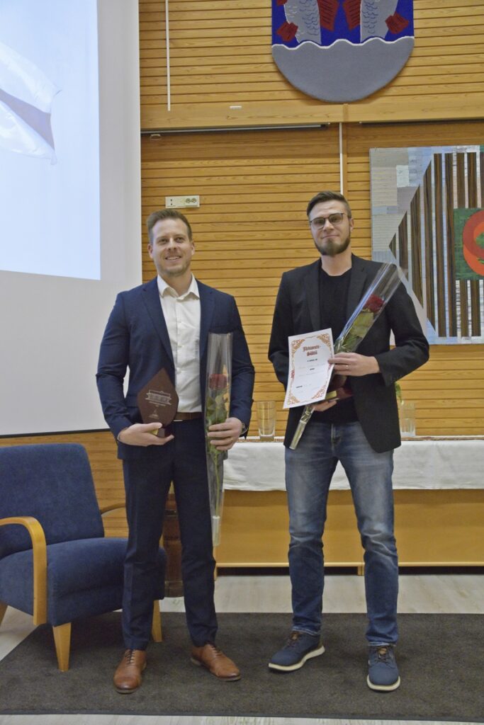 JuMi Cornerin Mika Koskela ja Juho Fränti saivat Evijärvi-Seuran Uittomies reliefit erinomaisesta podcastista.